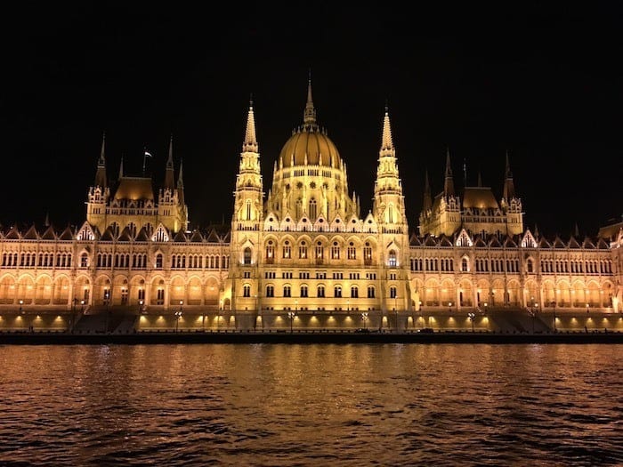 o Parlamento de Budapeste à noite