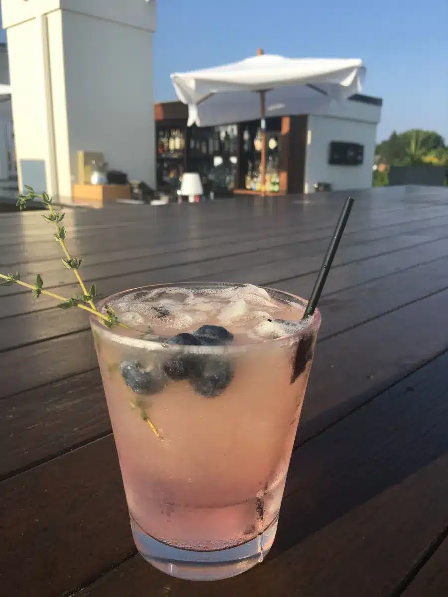 cocktails at the Vanderbilt Newport rooftop bar