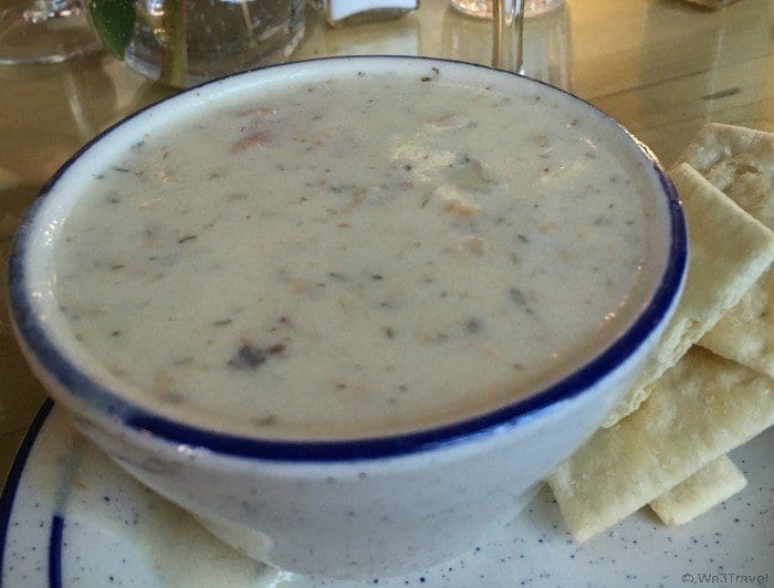 Where to eat in Newport RI in winter : Black Pearl clam chowder