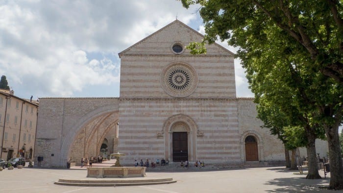 Frente da Basílica de Santa Chiara