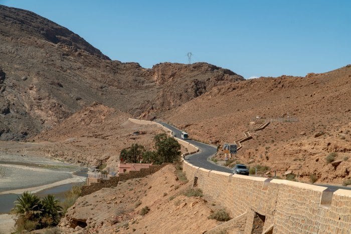 estrada sinuosa pelas montanhas em Marrocos