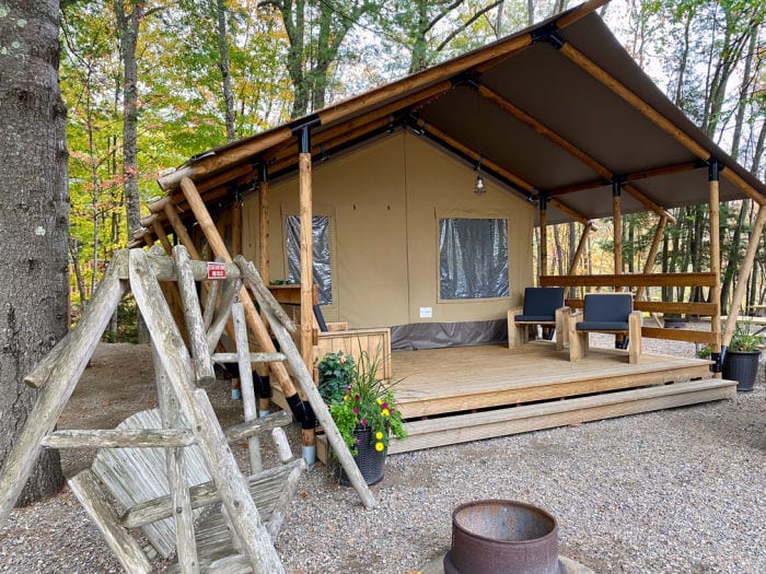 Glamping tent from the outside at the KOA Lincoln Woodstock NH