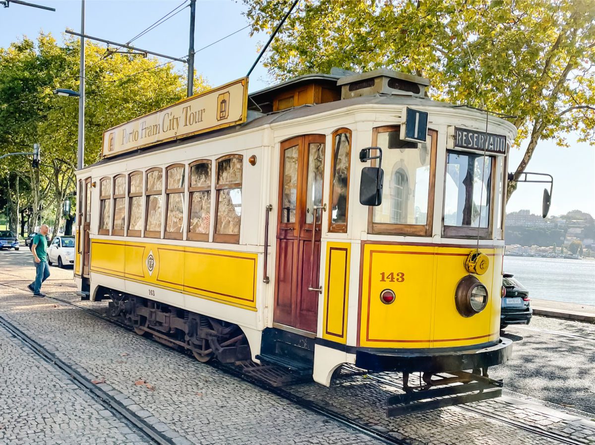 Yellow tram 143 in Porto