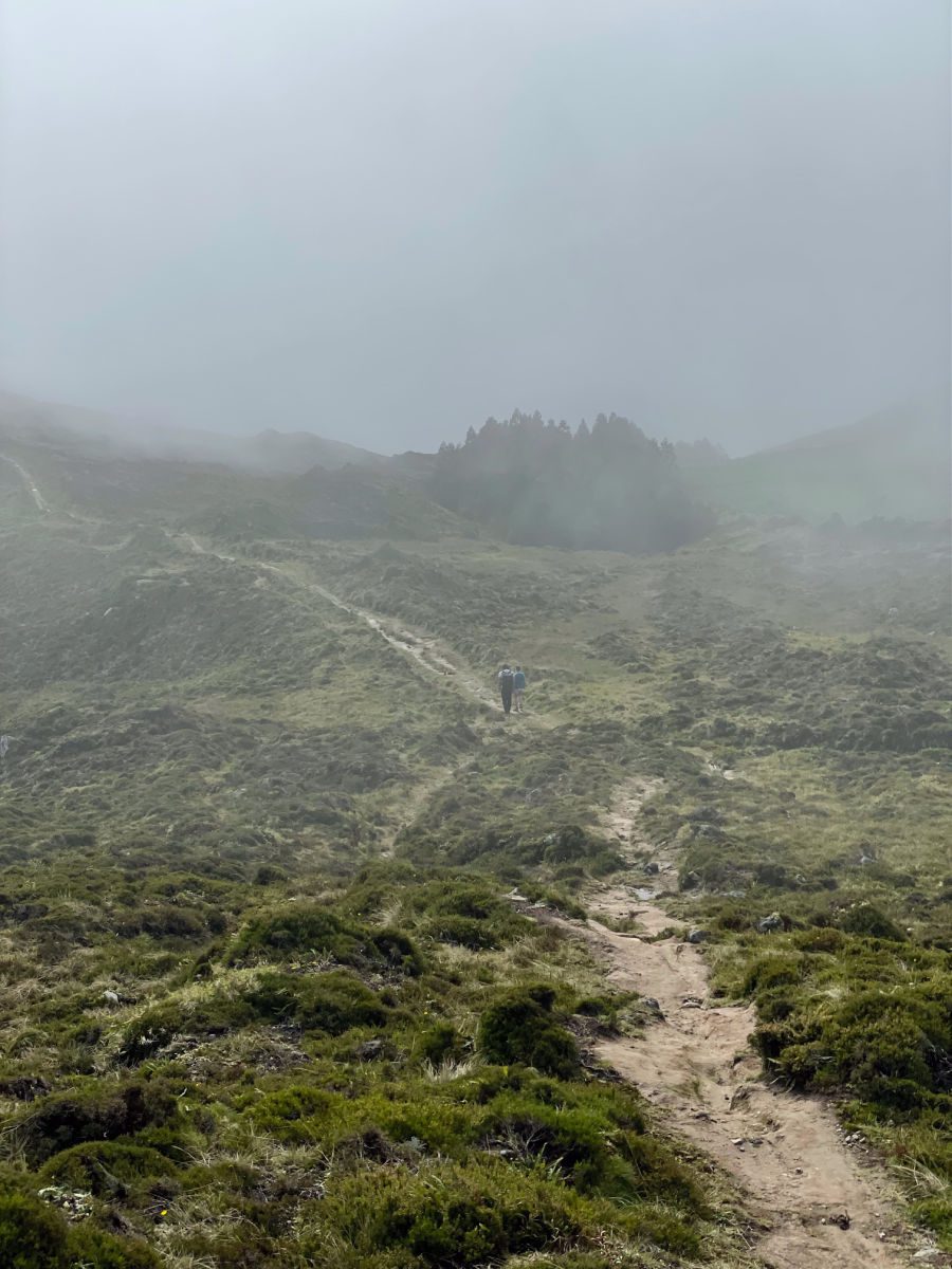 Hiking path at Lagoa do Fogo