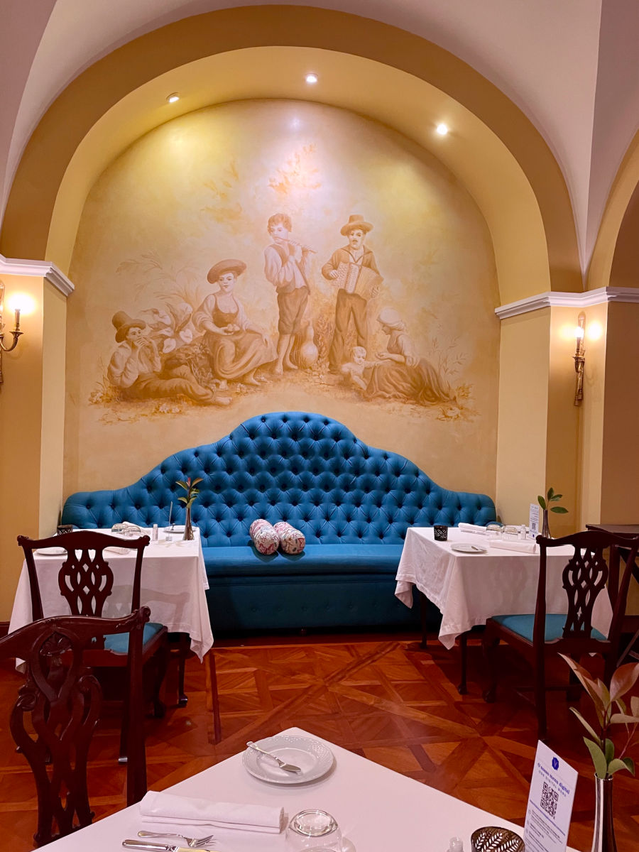 Banquette and alcove at the dining room of Rabelo restaurant in the Vintage House hotel 