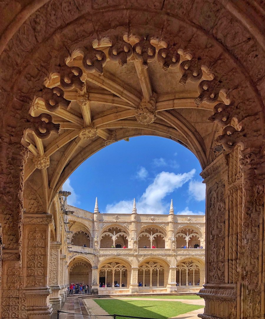 Jerónimos monastery courtyard through an arch