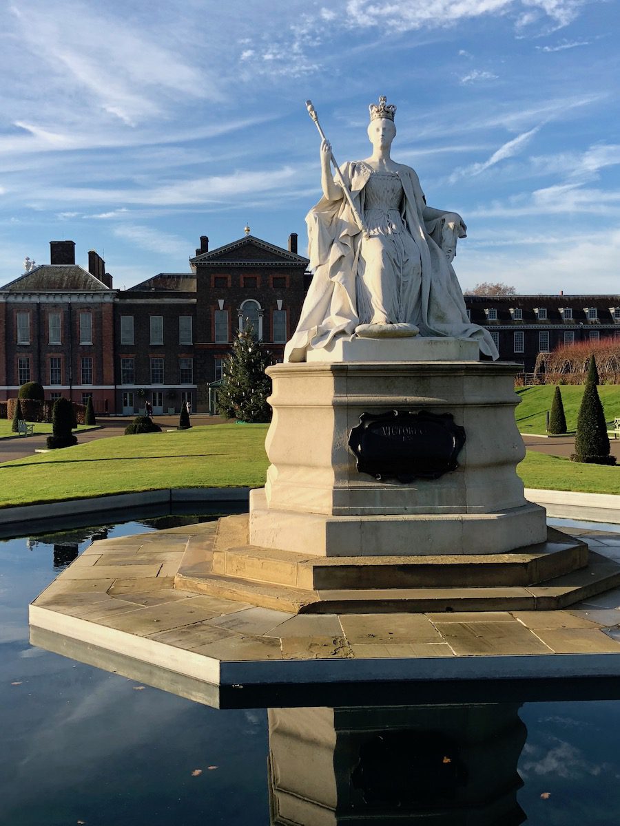 Statue and Kensington Palace