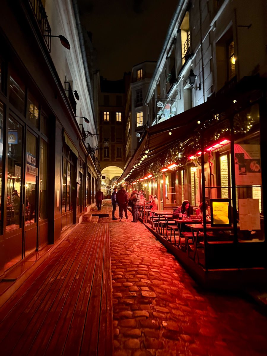Commerce alley Saint Andre at night