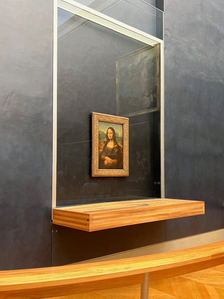 Mona Lisa painting behind glass