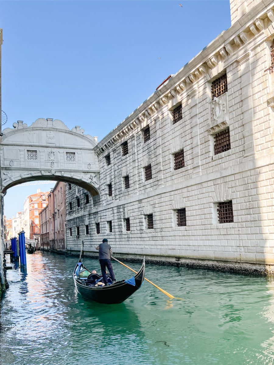 Gondola going under Bridge of Sighs