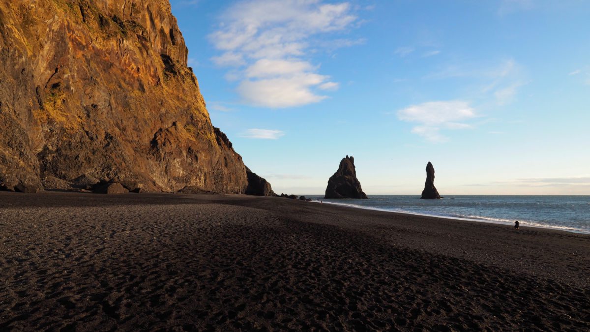 Penhascos e pilhas do mar em Reynisfjara na Islândia