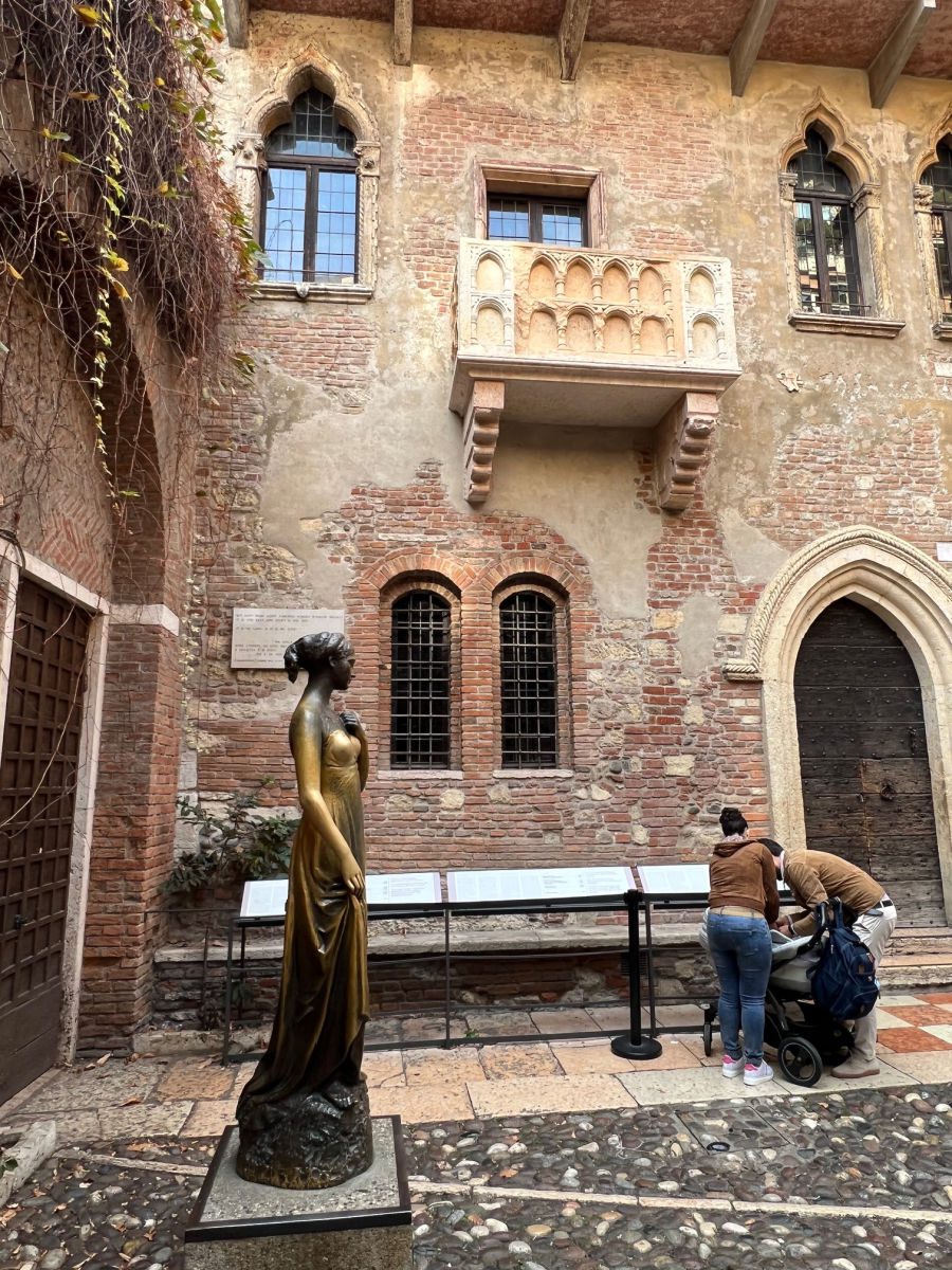 Casa di Giulietta with Juliet's Balcony and statue of Juliet