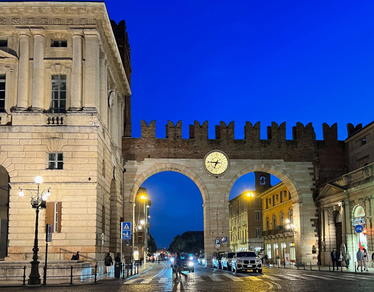 Piazza Bra city gate at night