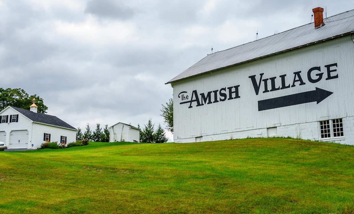 Barn with Amish Village sign and arrow on the side