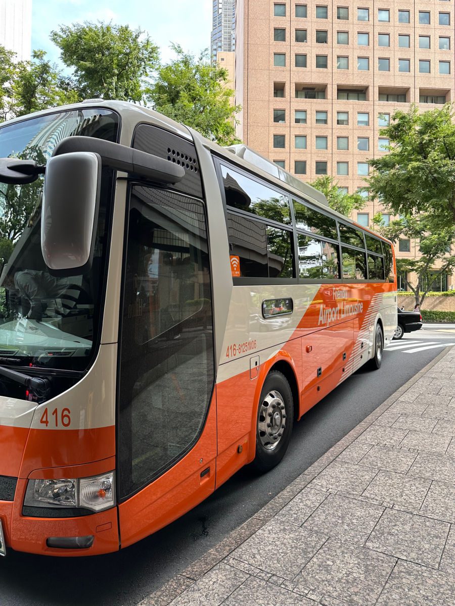 Airport limousine bus