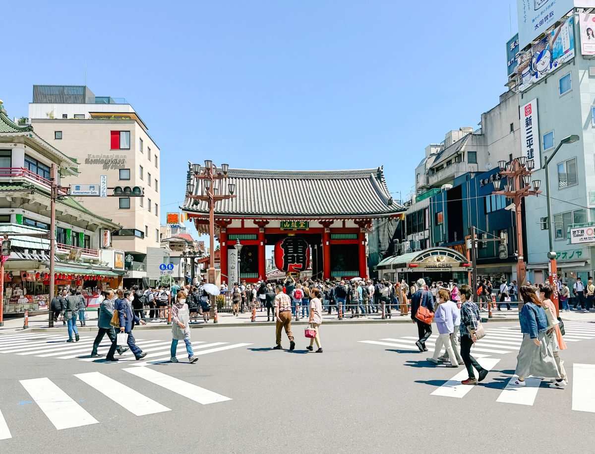 Asakusa gate and cross walk