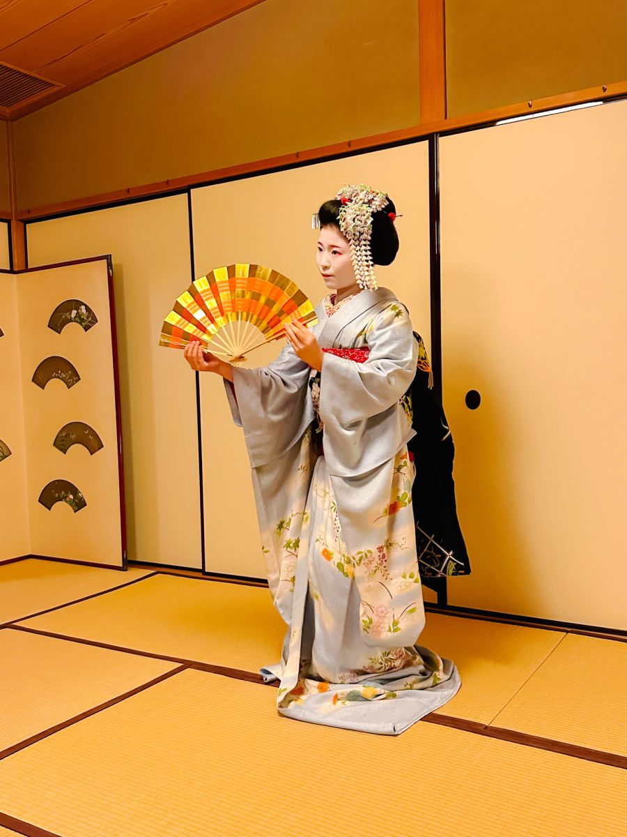 Maiko with fan