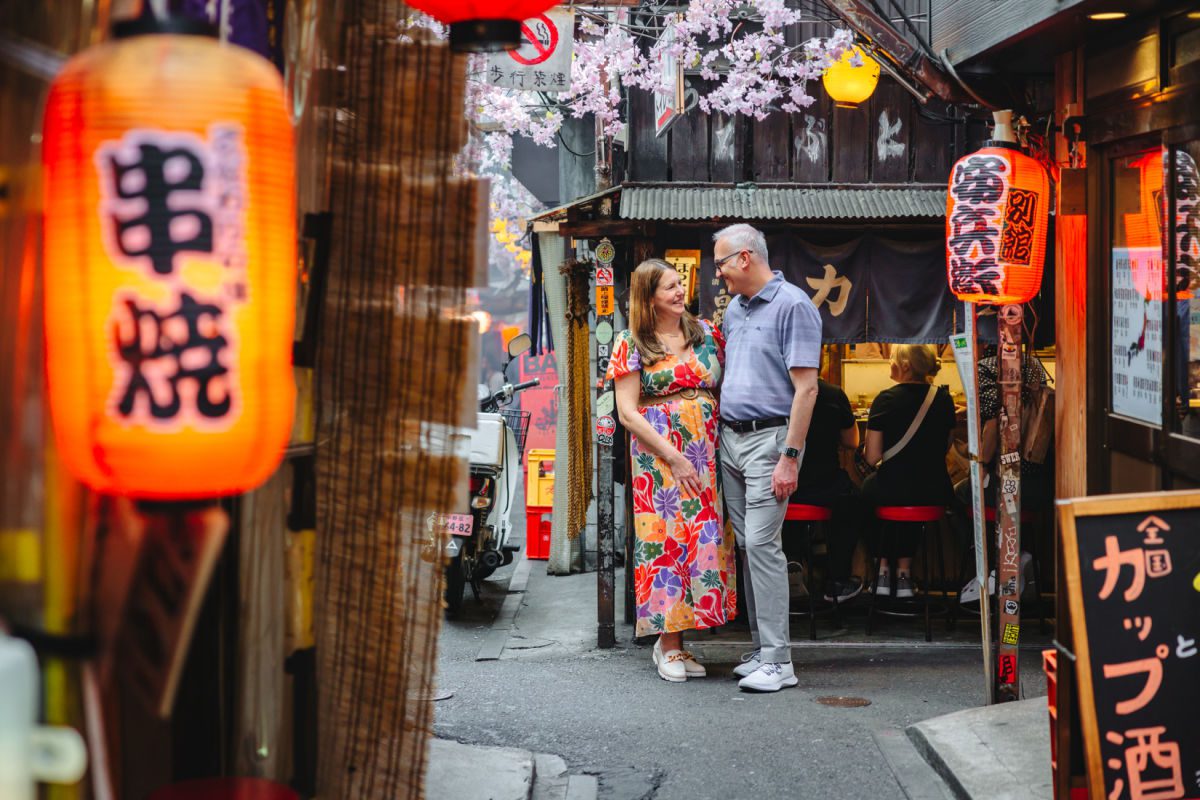 couple in Omoide yokocho