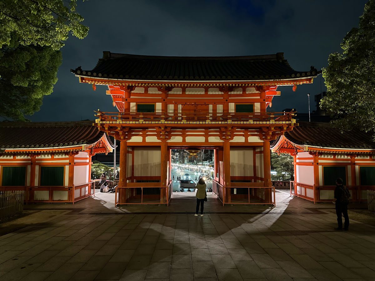 Yasaka shrine gate at night