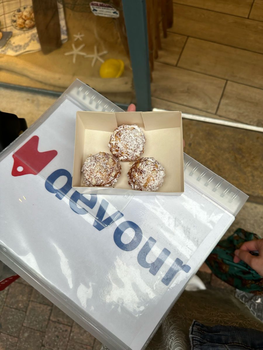 Devour logo with choux pastries