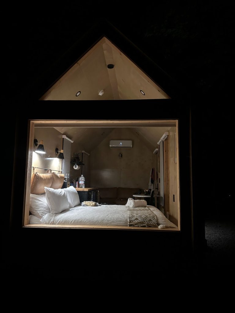 Lykke cabin at night