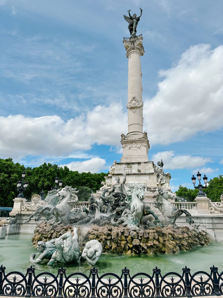 Place de Quinconces fountain