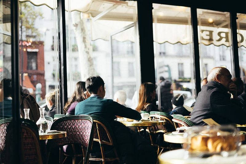Phone Etiquette in Paris