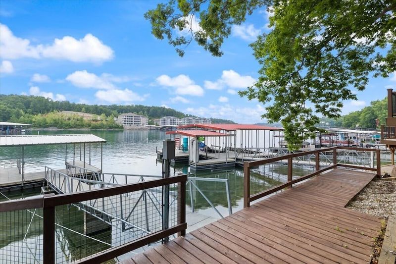 Lakefront Tranquility Retreat