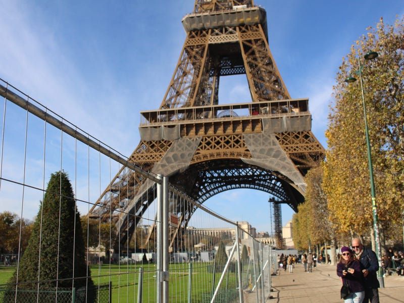 Tourist Trap: Eiffel Tower, Paris