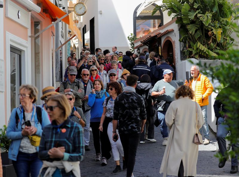 Capri's Crowds