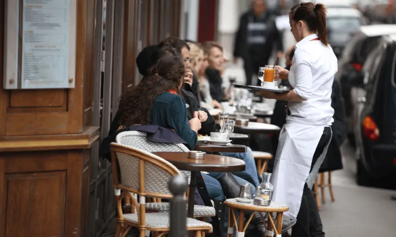 Dining at Cafés