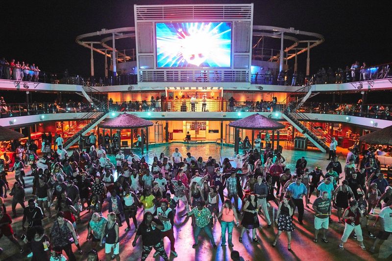 Cruise Ship: Social Adventure