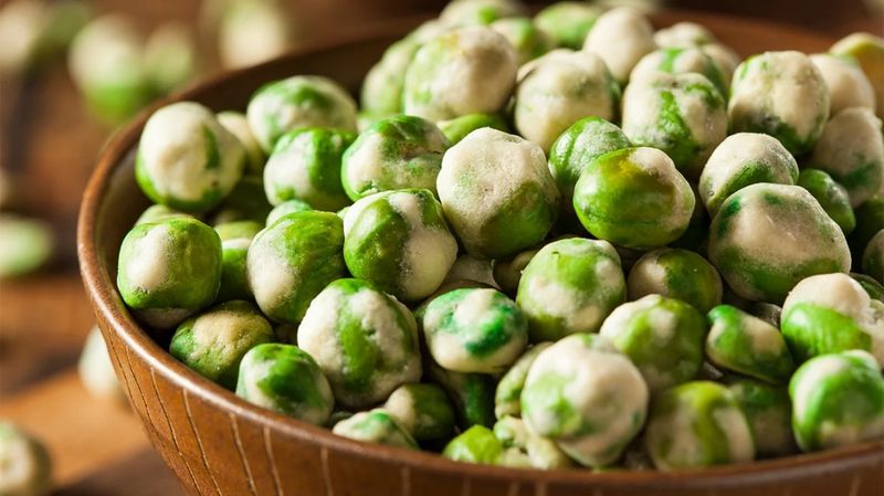 Wasabi-Coated Peas with Nuts