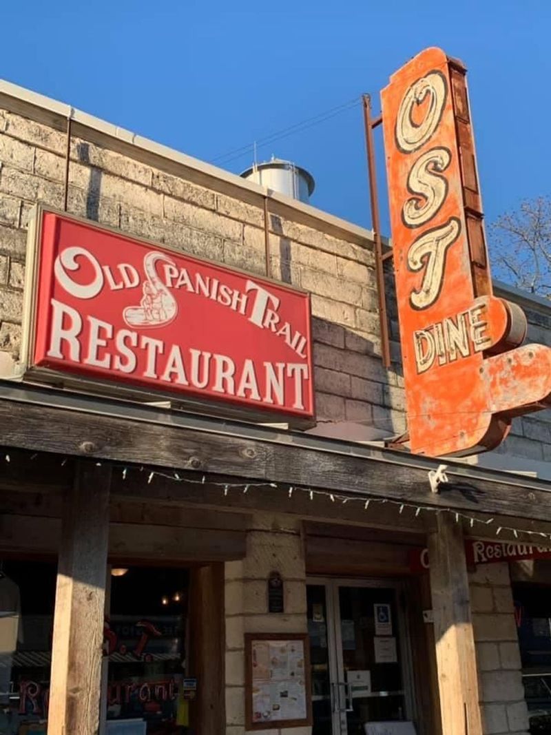 Dine Hill Country Style
