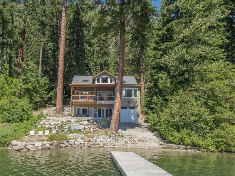 Lakefront Tranquility Lodge