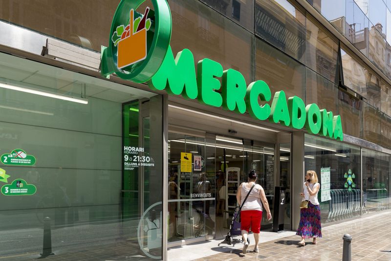 Underestimating Spanish Grocery Store Hours