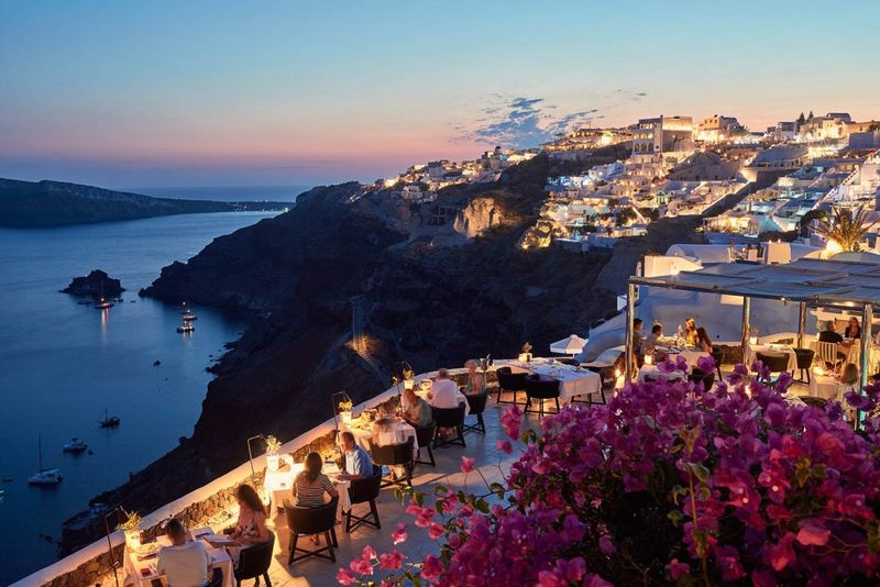 Romantic Dining Perched on Cliffs