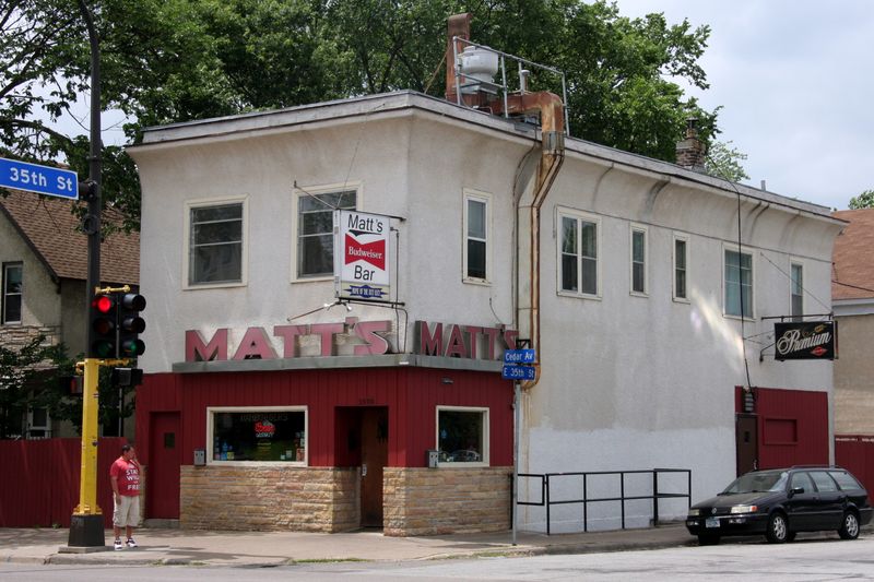 Minnesota: Matt’s Bar (Minneapolis)