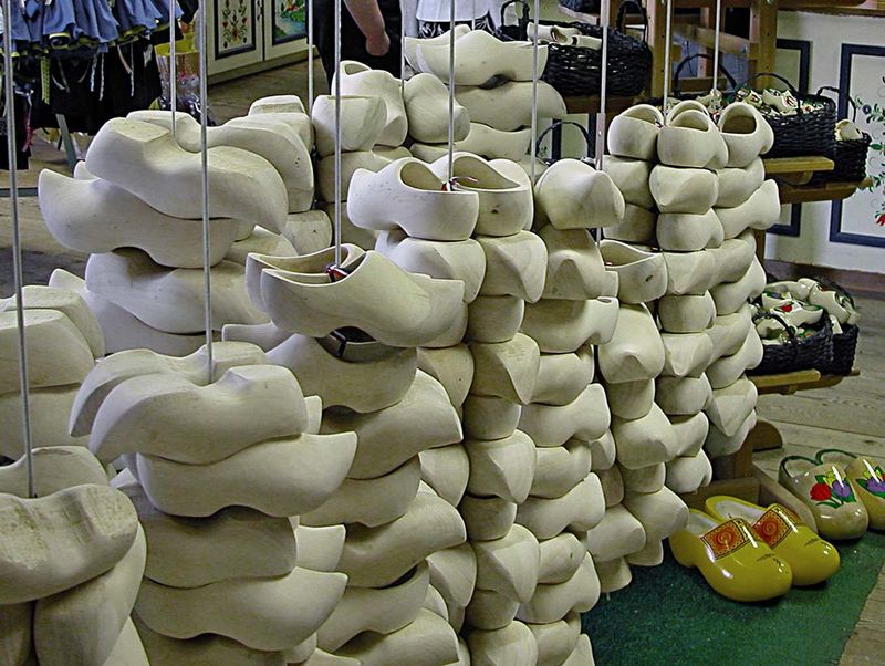 Markets Blend Old World Crafts with Local Goods