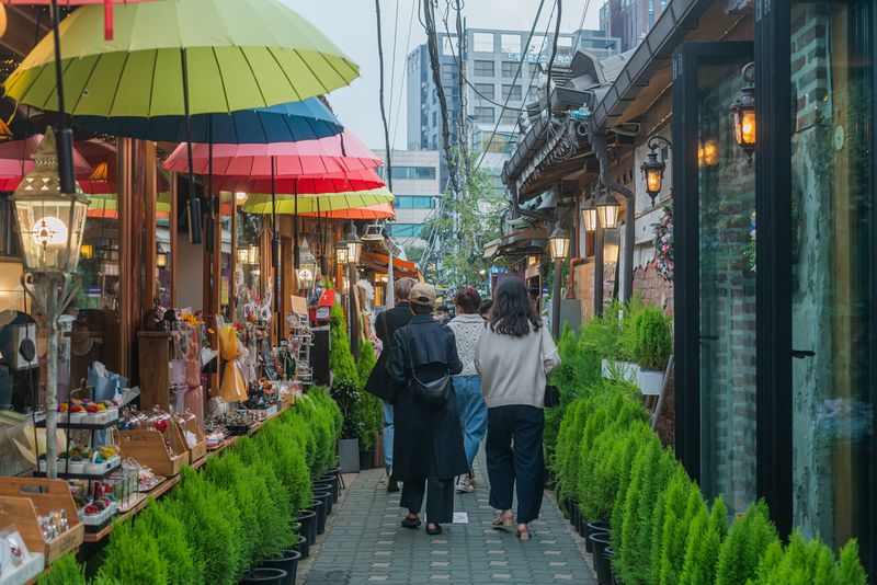 Ikseon Vintage Market