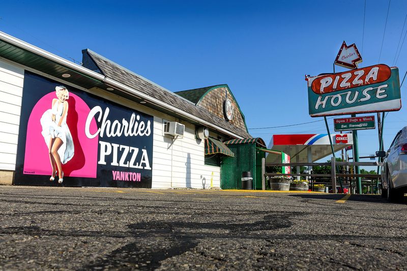 South Dakota — Charlie’s Pizza House (Yankton)