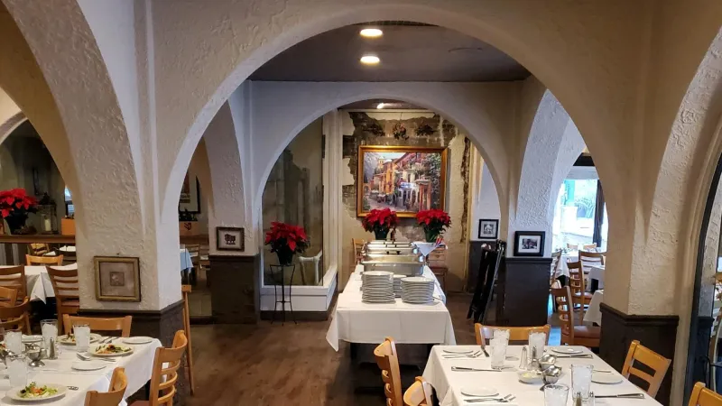 Tony's Italian Ristorante (Columbus) – Red wine, check. Garlic bread, double-check