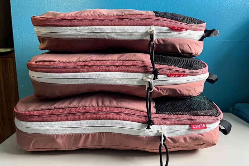 Compression cubes or roll-up compression bags