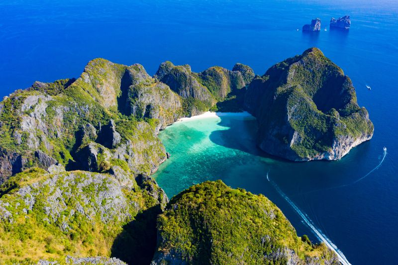 Maya Bay (Phi Phi Leh, Thailand) – The Beach (2000)
