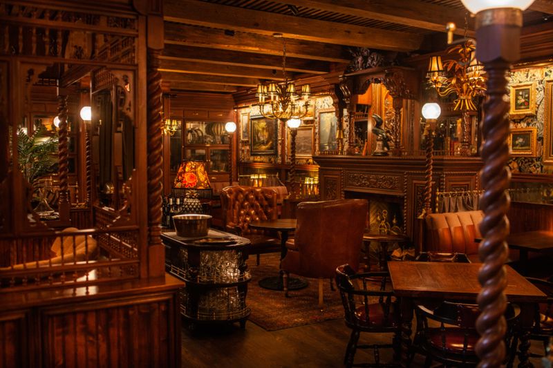 Armitage Alehouse: English Pub Elegance