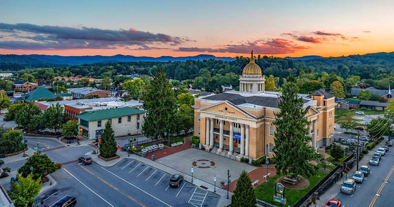 Hendersonville – Apple Orchards and Mountain Views