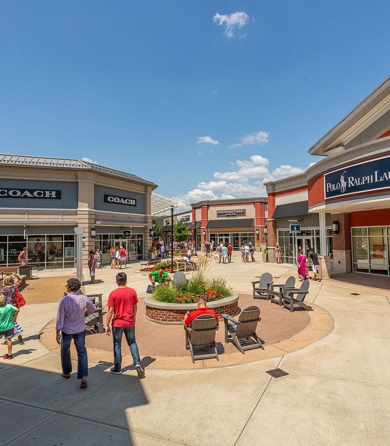 Open-Air Design Creates Relaxed Shopping Atmosphere