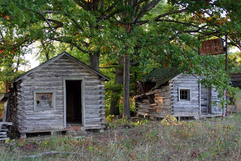 John’s Modern Cabins / Camp-style tourist court (Missouri)