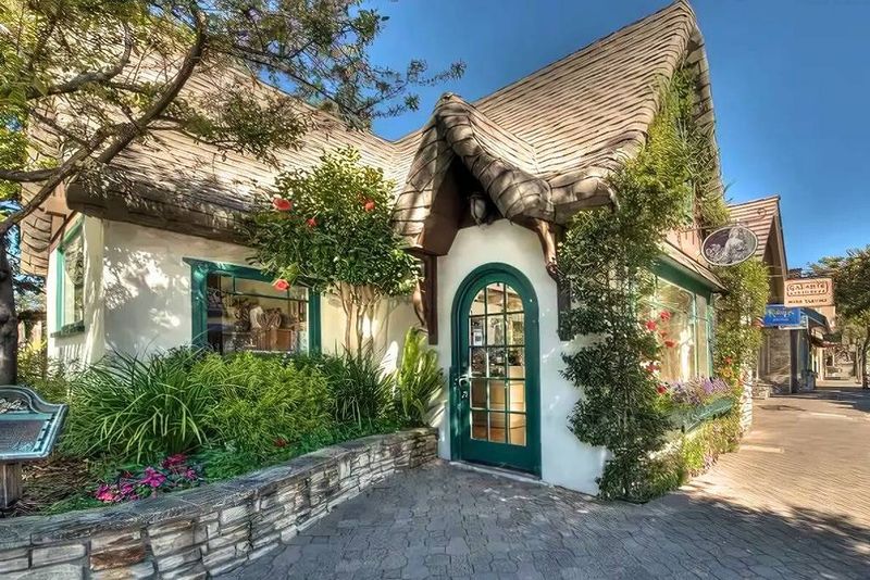 America's Last Address-Free Community Lives On Ocean Avenue