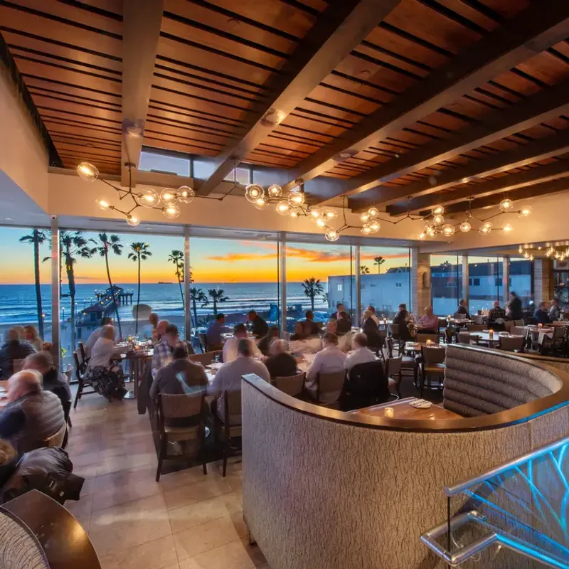 The Strand House: Manhattan Beach's Glass-Walled Wonder